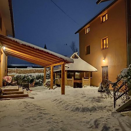 Guest House Mandrivnyi Rooms&Apartments Yasinia Esterno foto