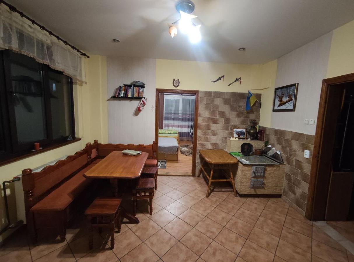 Guest House Mandrivnyi Rooms&Apartments Yasinia Esterno foto