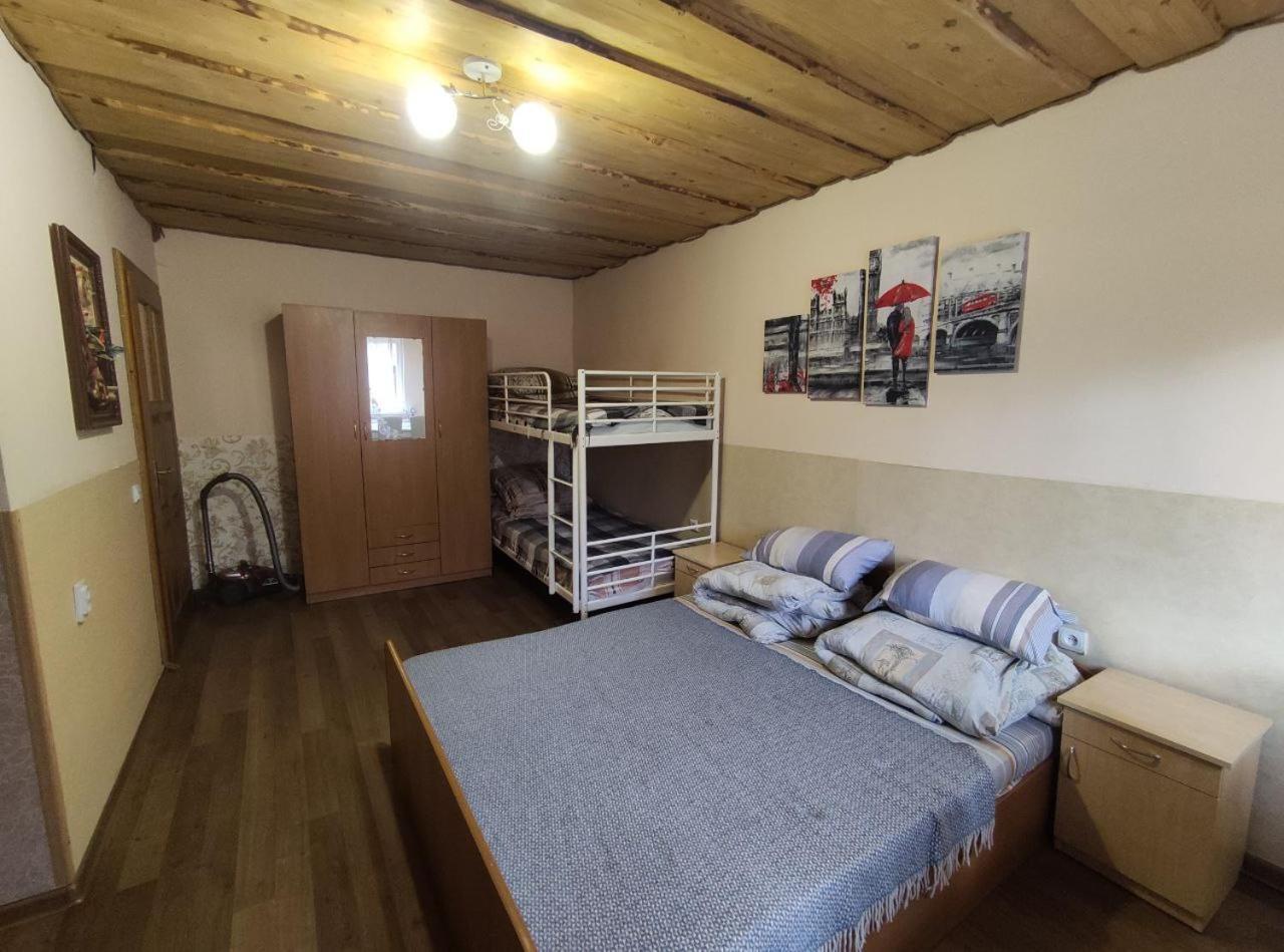 Guest House Mandrivnyi Rooms&Apartments Yasinia Esterno foto