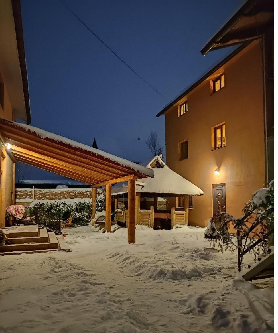 Guest House Mandrivnyi Rooms&Apartments Yasinia Esterno foto