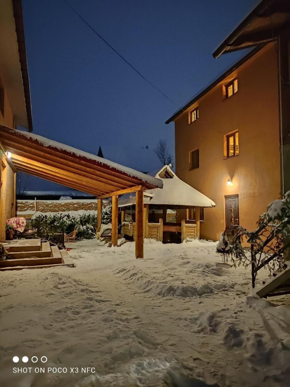 Guest House Mandrivnyi Rooms&Apartments Yasinia Esterno foto