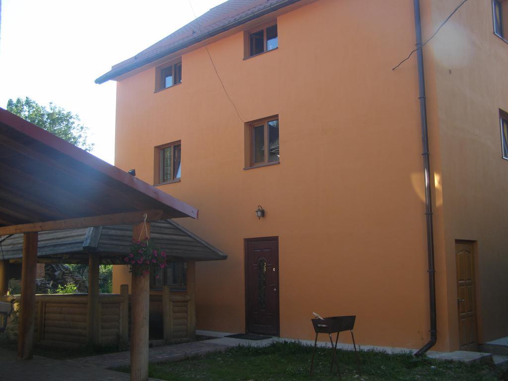 Guest House Mandrivnyi Rooms&Apartments Yasinia Esterno foto