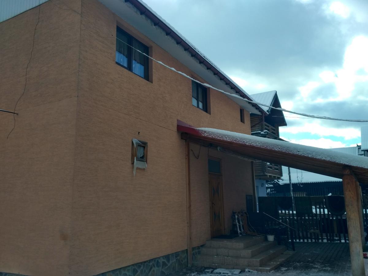 Guest House Mandrivnyi Rooms&Apartments Yasinia Esterno foto