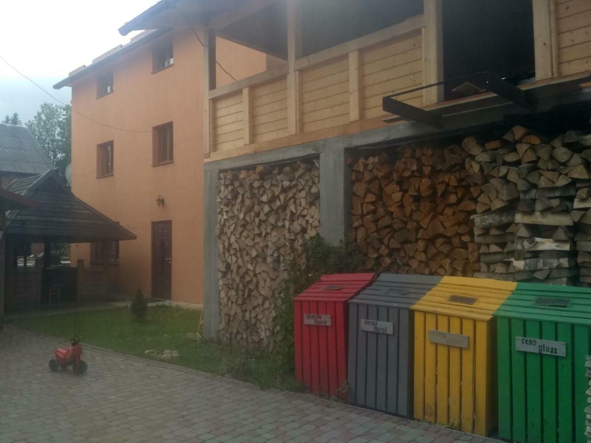 Guest House Mandrivnyi Rooms&Apartments Yasinia Esterno foto